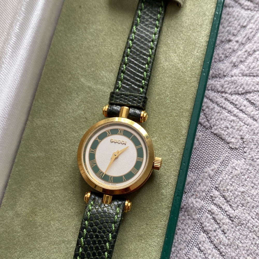 Gucci Women's Vintage "Sherry Line" Gold and Green Watch. - Picture 5 of 6